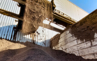 schone compost valt op een berg