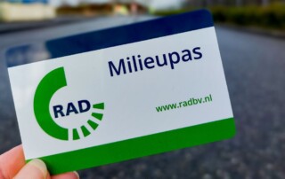 RAD milieupas, met vaag op de achtergrond de toegang tot de milieustraat in Westmaas