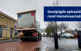 Zijlader die door een straat rijdt.