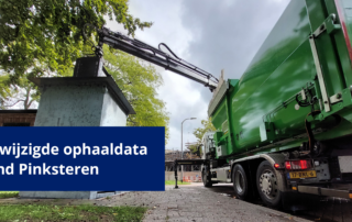 Kraanwagen tilt ondergrondse container op.