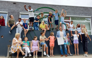 groepsfoto leerlingen groep 7 van CBS De Parel in Strijen met wethouder Robin Heij en Nienke Bouw van Race Against Waste