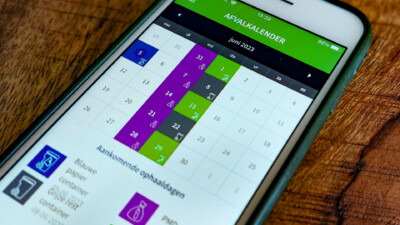 smartphone met daarop de RAD Afvalkalender