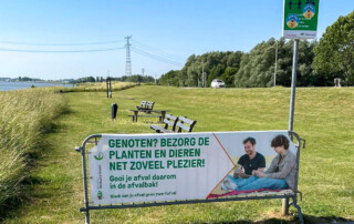 spandoek van de campagne Maak van je afval geen zwerfafval tijdens het recreatieseizoen in de Hoeksche Waard