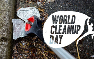 World Cleanup Day logo op foto van afvalgrijper die aluminiumfolie grijpt