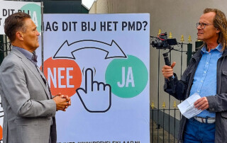 wethouder Robin Heij wordt geïnterviewd op de markt in Oud-Beijerland bij de aftrap van de pmd-campagne.