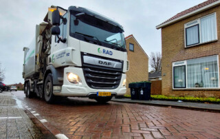 inzamelvoertuig van de RAD in een straat in Middelharnis.