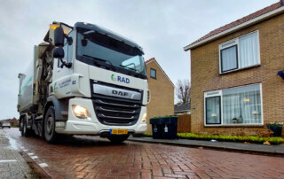 inzamelvoertuig van de RAD in een straat in Middelharnis.