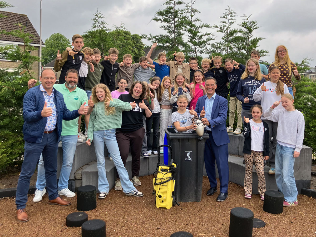 groepsfoto van groep 8 van de Wilibrordusschool in Oud-Beijerland bij de kick-off van de E-waste Race