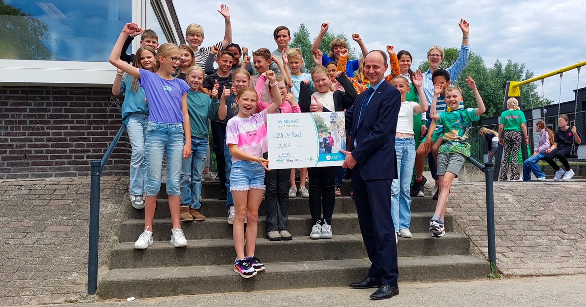 Groep 7 van De Parel in Strijen met wethouder Van der Wulp na winnen E-waste Race 2024