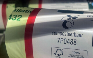 close-up van rol composteerbare vuilniszakken van 240 liter met Kiemplantlogo