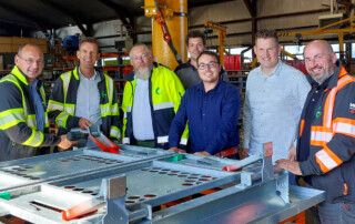 René Huisman (directeur RAD), Daan Markwat (wethouder gemeente Goeree-Overflakkee), Huibert Steen (wethouder gemeente Hoeksche Waard), Julian Broeders, Steven Broeders, Ruben Verdonk (eigenaren CS-Staal) en Jeroen van Egdom (Hoofd Uitvoering RAD) in de werkplaats van CS-Staal.