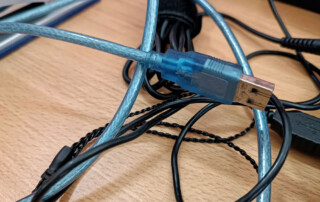 blauwe usb-kabel en andere kabels